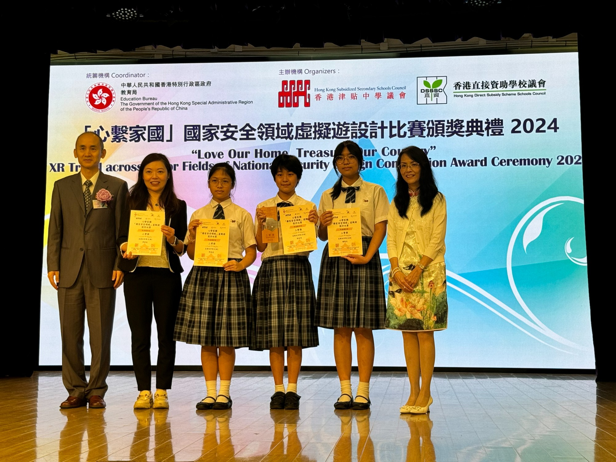 心繫家國比賽頒獎典禮台上師生合照