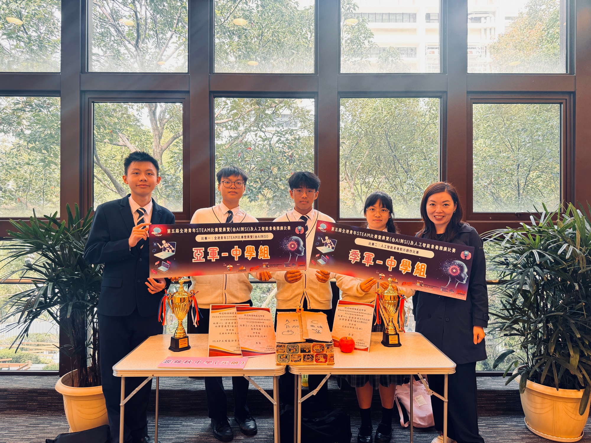 同學於第五屆 STEAM 比賽展示作品