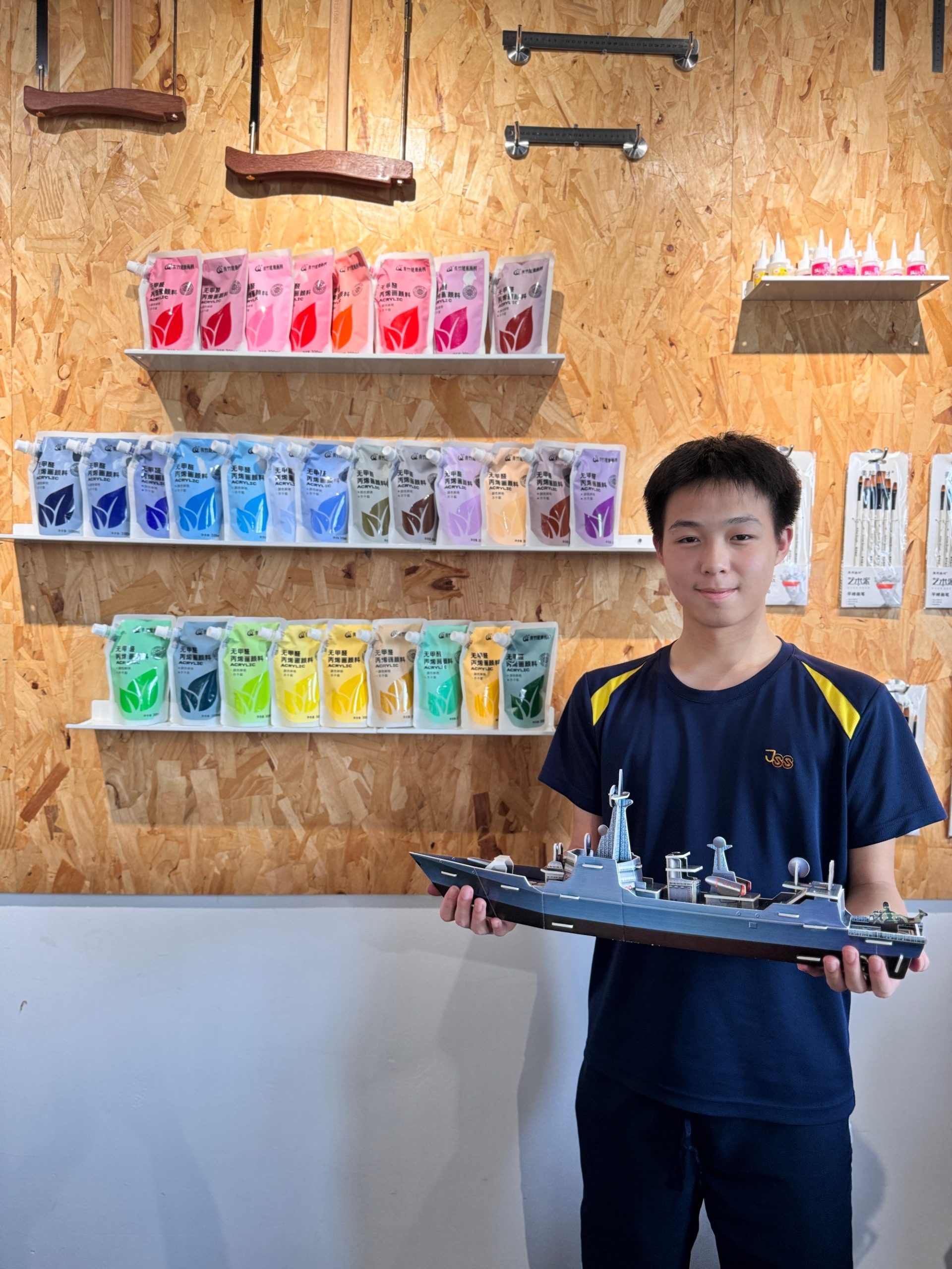 學生手持艦船模型於清遠交流活動
