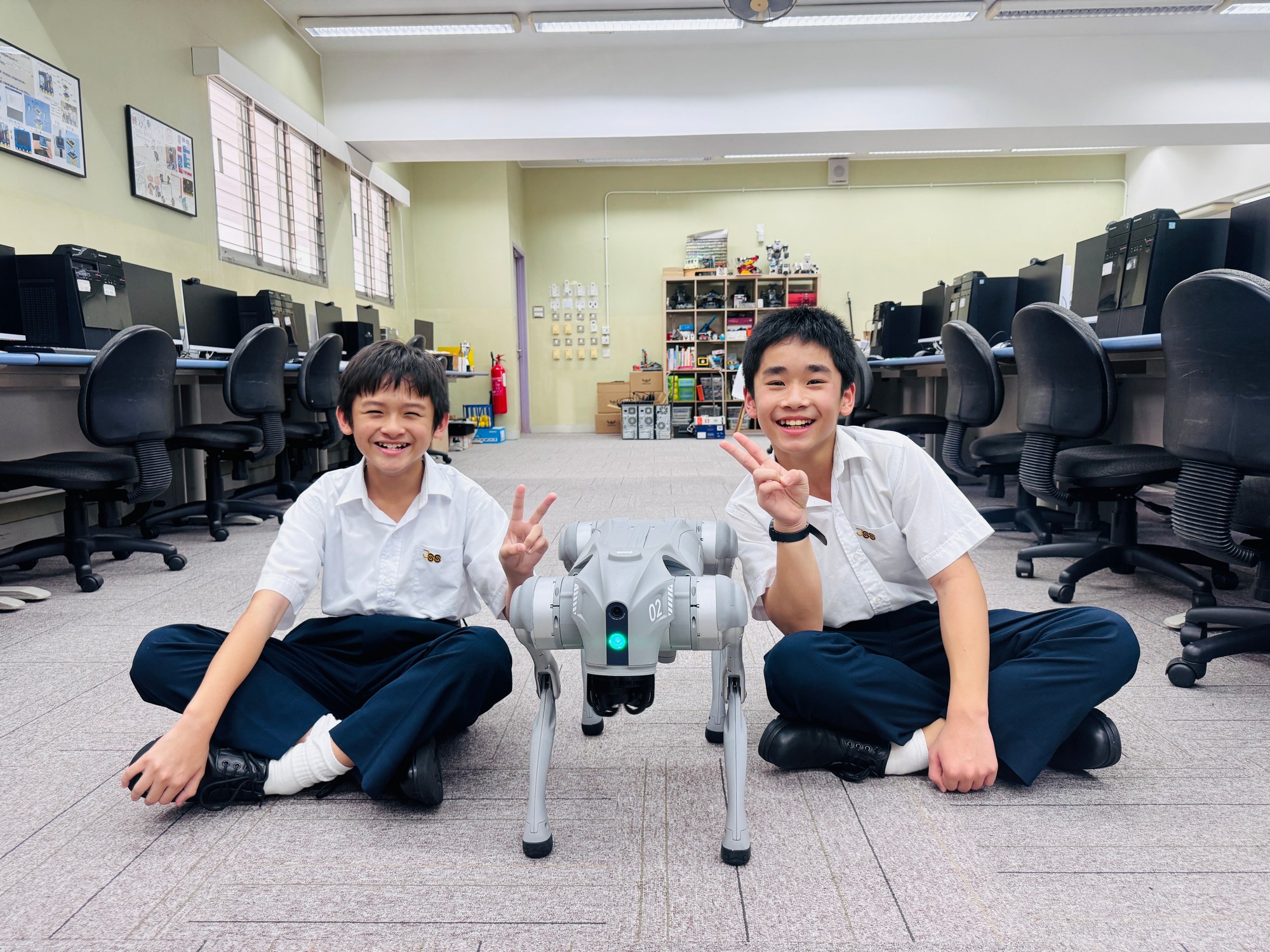 兩名學生與具身機械狗互動體驗