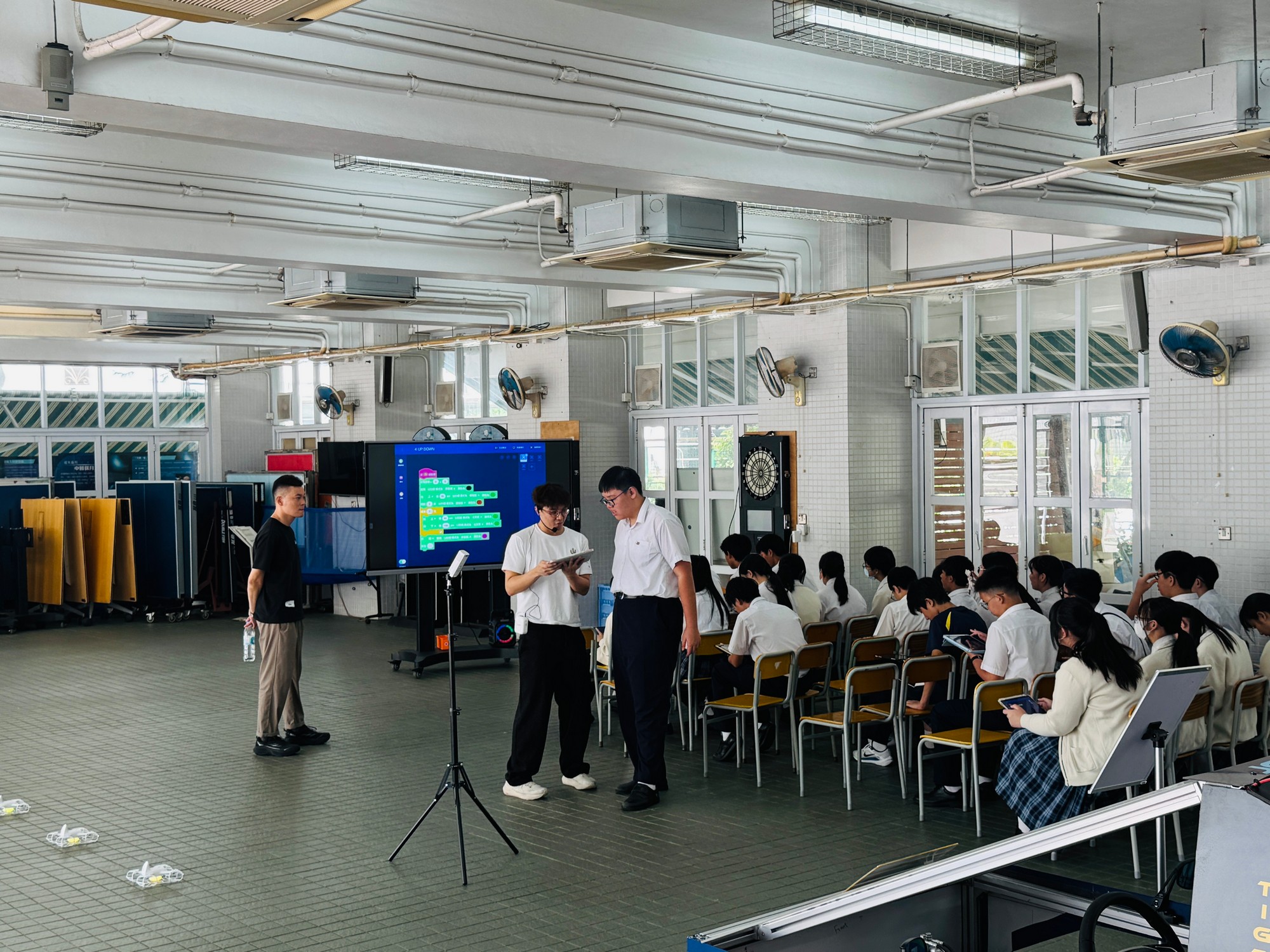 初中同學於課堂進行無人機編程與操作活動