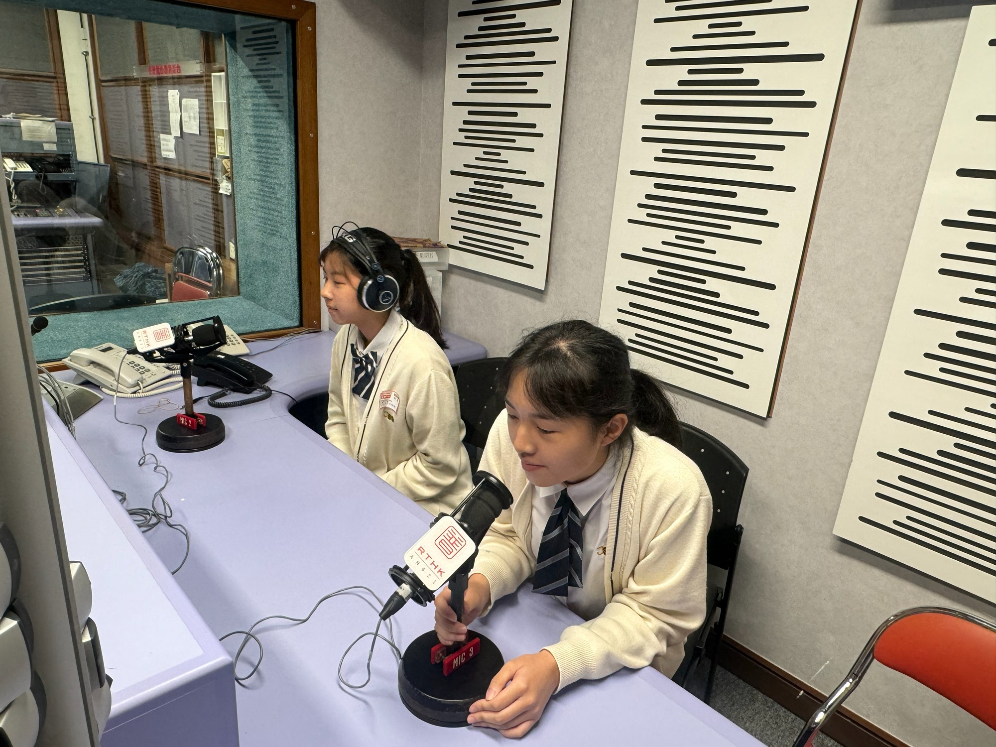 校長與學生於香港電台接受訪問合照