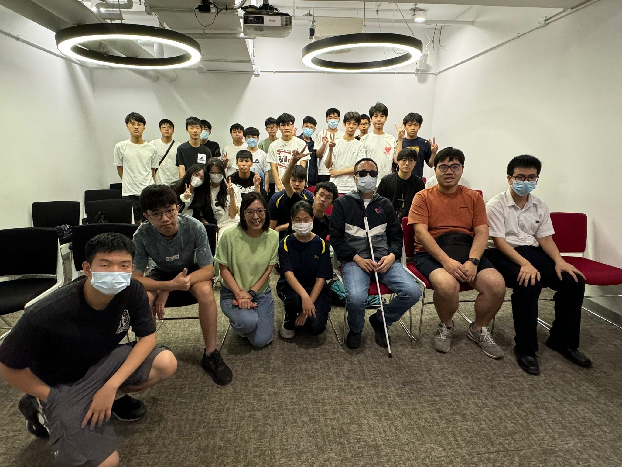 參與「黑暗中的對話」，在視障人士引領下體驗黑暗，學習理解與尊重。