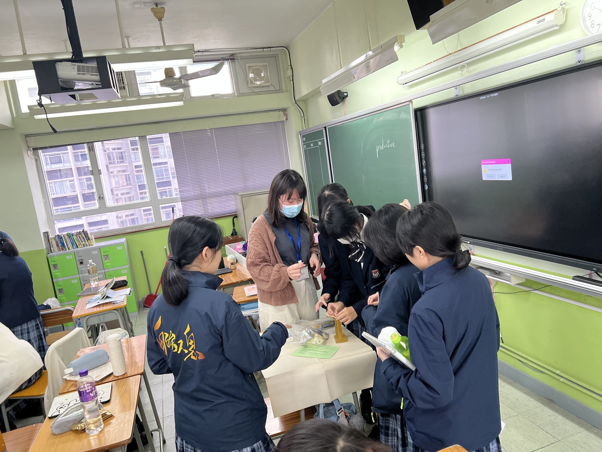 性教育由衛生署護士及專業社工主講，帶領學生了解青春期的生理與心理變化，內容涵蓋身體界線、性騷擾預防、防範網絡色情與性陷阱，以及建立健康的兩性關係，旨在提升學生的自我保護意識與健康的性態度。