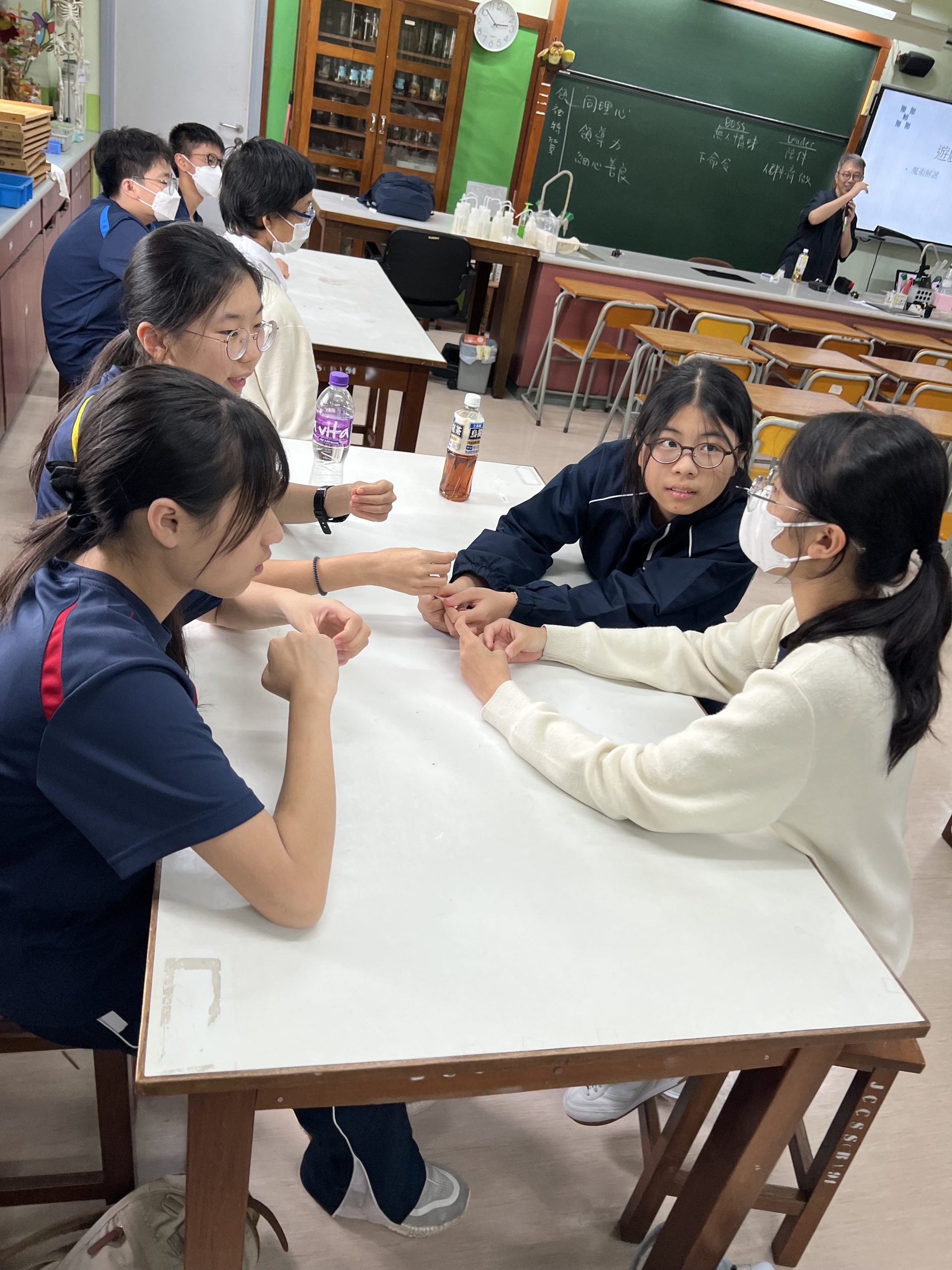 「大哥哥大姐姐」朋輩支援計劃：由中二至中五學長姊學擔任朋輩導師，陪伴與輔導中一新生適應校園生活。