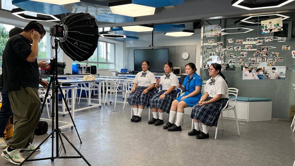 為培養學生的同理心、社會責任感與環保意識，成長小組「TopTeen 義工組」與基督教香港信義會（天水圍）合作，推行一系列社區服務活動。服務內容多元豐富，包括參與「捐捐地攤」推動物資循環再用、「街市剩菜回收」關懷基層並減少食物浪費，以及參與「照顧被遺棄動物」實踐生命教育。期望透過親身實踐，引導學生關心社區基層、珍惜資源，並學會尊重與愛護生命，關愛社會。