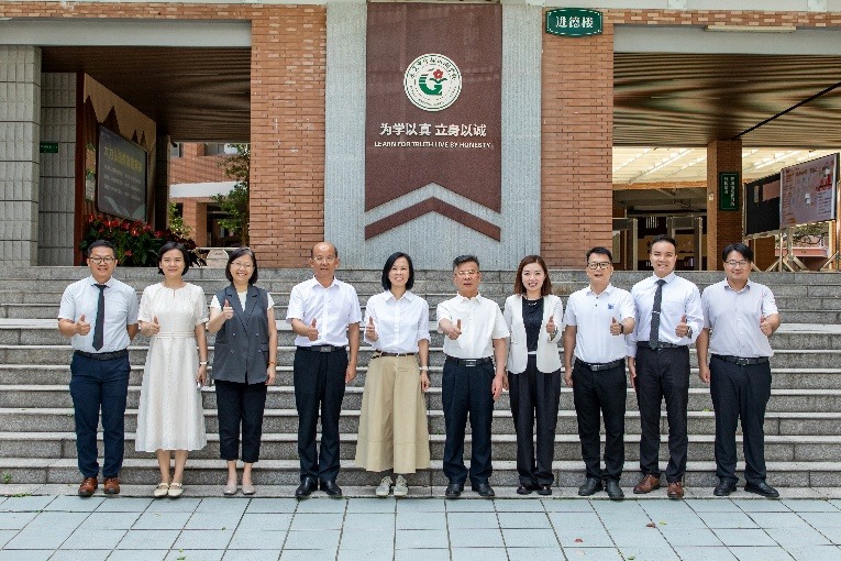 東莞中學松山湖:進德樓校園交流合照
